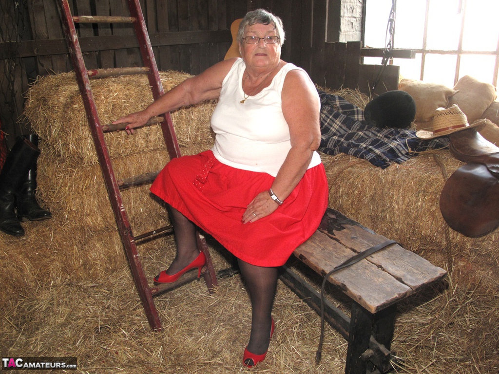 Obese British nan Grandma Libby gets naked in stockings on a bed of straw foto porno #424850653