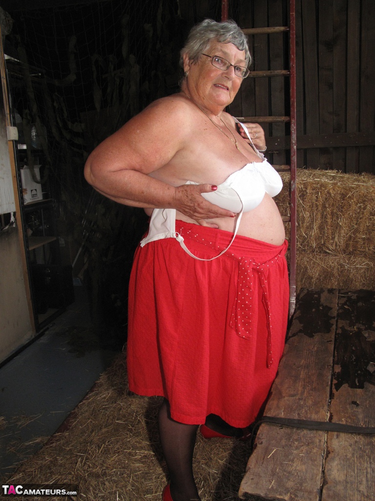 Obese British nan Grandma Libby gets naked in stockings on a bed of straw zdjęcie porno #424850686