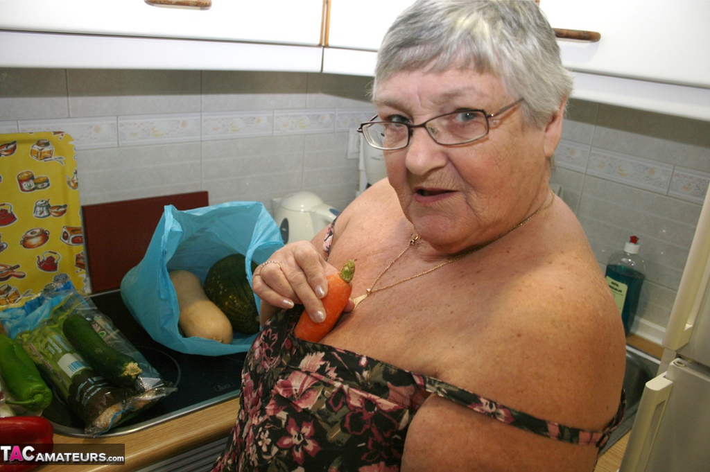 Obese UK nan Grandma Libby gets totally naked while playing with veggies foto porno #425972619