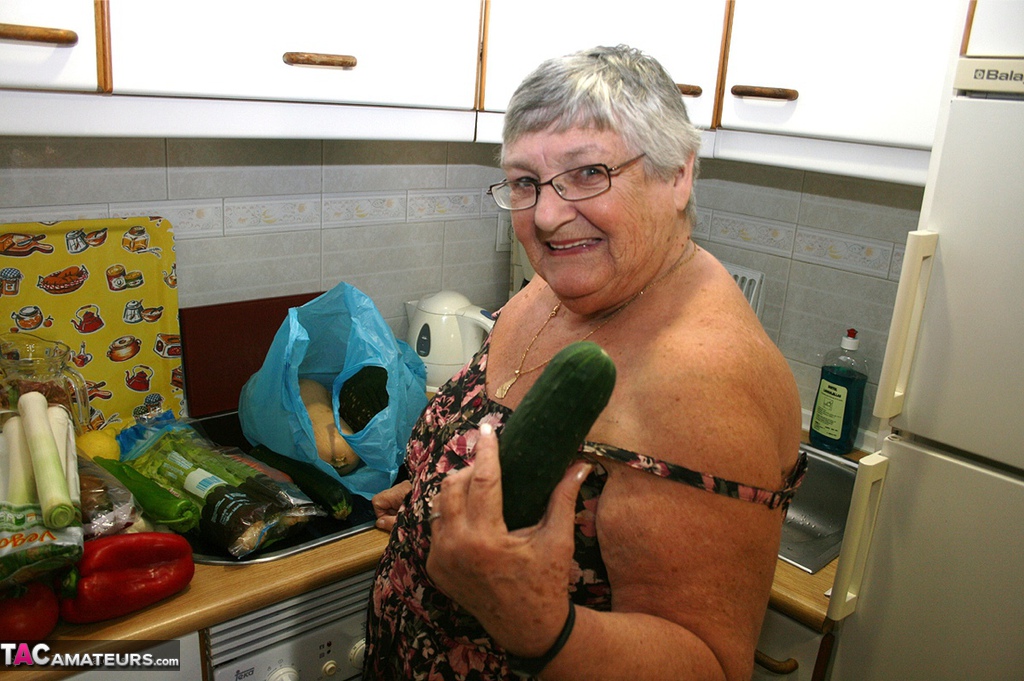 Obese UK nan Grandma Libby gets totally naked while playing with veggies zdjęcie porno #425972623