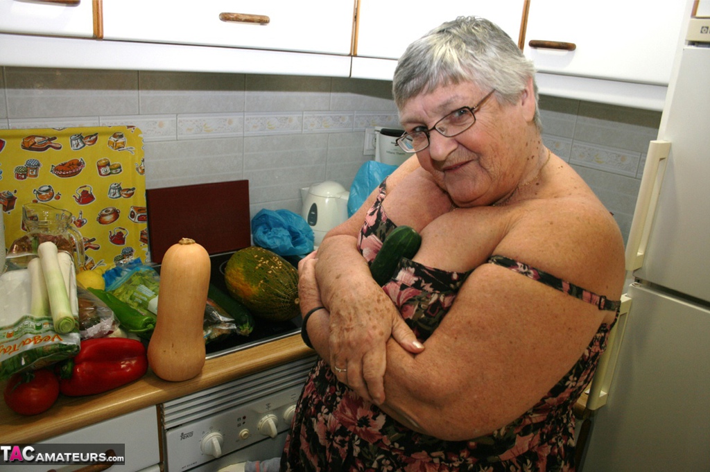 Obese UK nan Grandma Libby gets totally naked while playing with veggies foto porno #425972627 | TAC Amateurs Pics, Grandma Libby, Granny, porno mobile