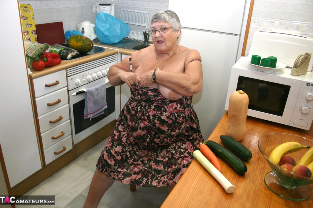 Obese UK nan Grandma Libby gets totally naked while playing with veggies foto porno #425972632 | TAC Amateurs Pics, Grandma Libby, Granny, porno mobile