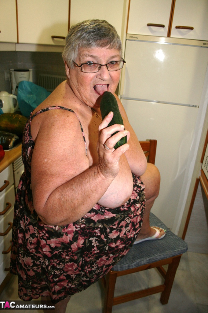 Obese UK nan Grandma Libby gets totally naked while playing with veggies foto porno #425972639 | TAC Amateurs Pics, Grandma Libby, Granny, porno móvil