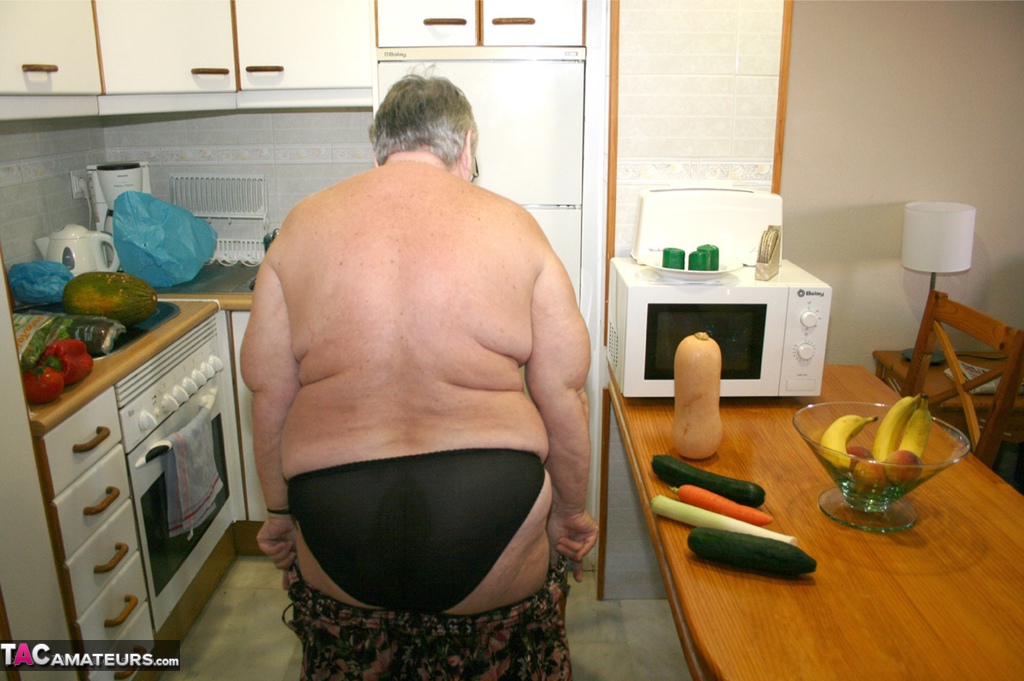 Obese UK nan Grandma Libby gets totally naked while playing with veggies foto porno #425972642 | TAC Amateurs Pics, Grandma Libby, Granny, porno ponsel