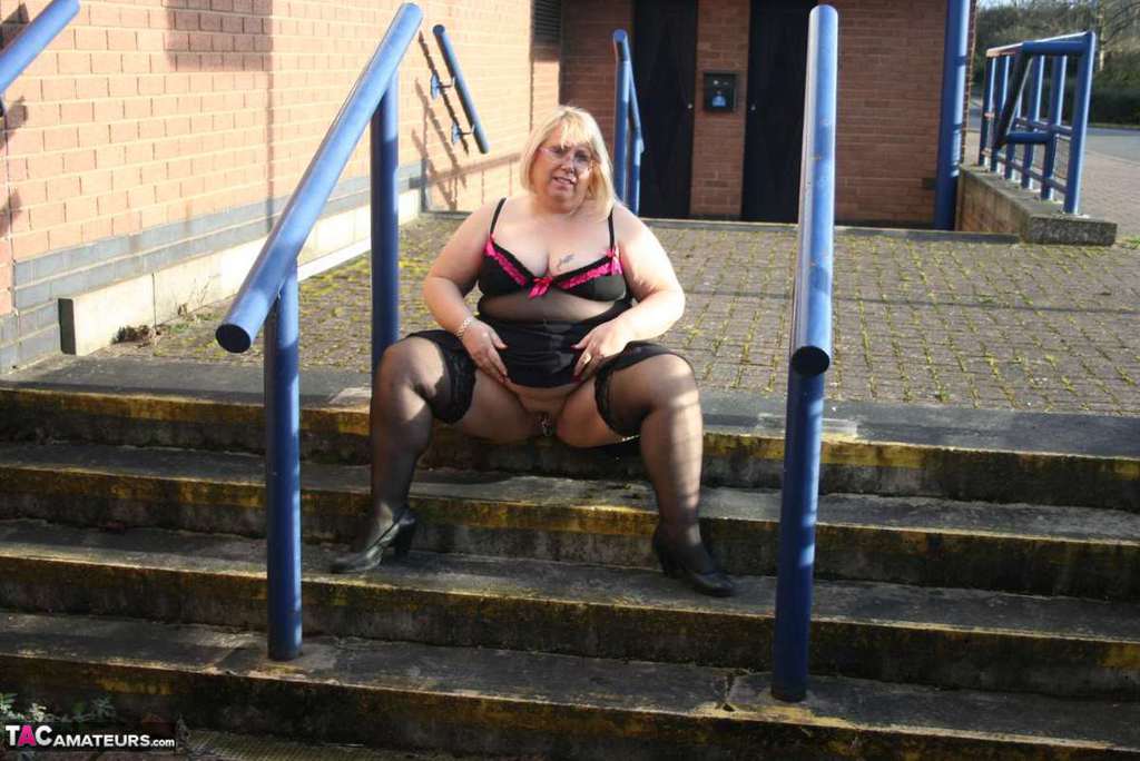 UK amateur Lexie Cummings, who is obese, shows her large buttocks and proceeds to snatch it in public.