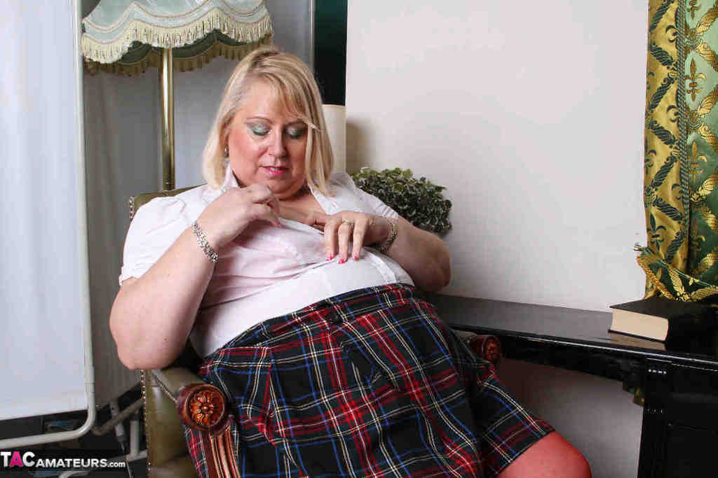Obese blonde Lexie Cummings doffs a tartan skirt before playing with her twat 色情照片 #427239865