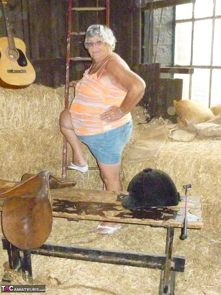Fat oma Grandma Libby gets naked in a barn while playing acoustic guitar foto porno #425889901