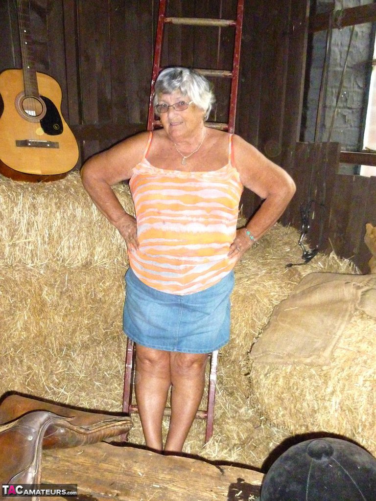 Fat oma Grandma Libby gets naked in a barn while playing acoustic guitar foto porno #425889903