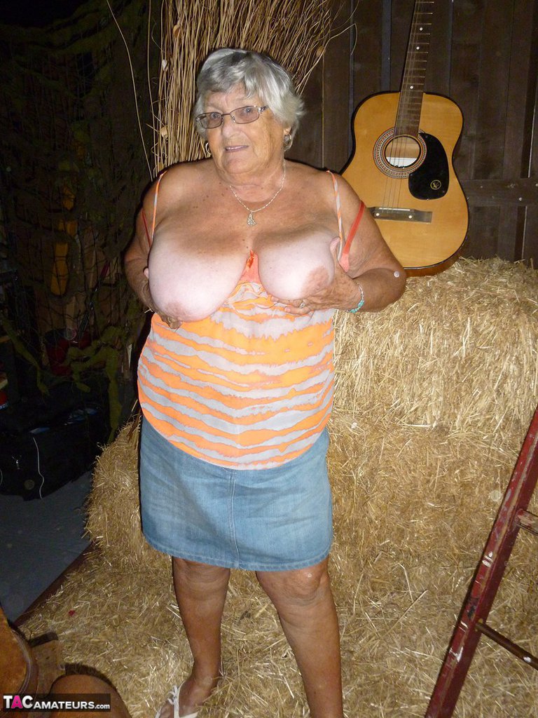 Fat oma Grandma Libby gets naked in a barn while playing acoustic guitar foto porno #425890018