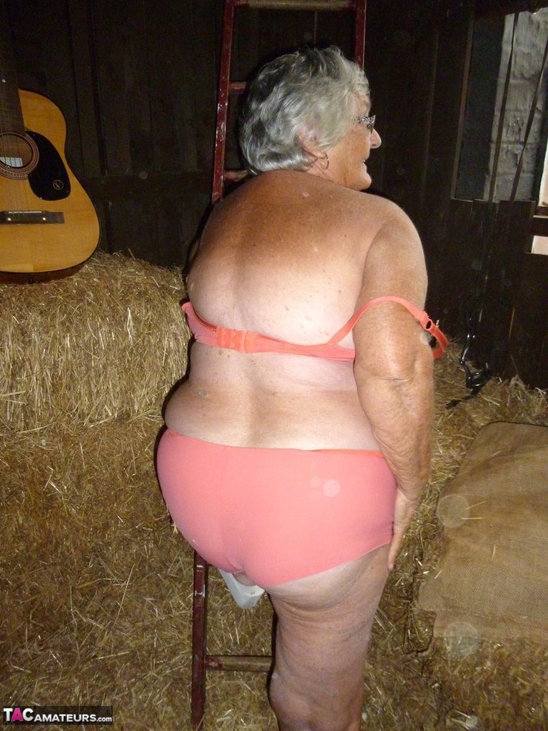 Fat oma Grandma Libby gets naked in a barn while playing acoustic guitar foto porno #425890031 | TAC Amateurs Pics, Grandma Libby, Granny, porno ponsel