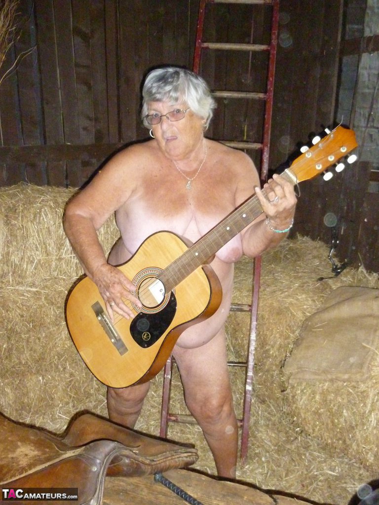 Fat oma Grandma Libby gets naked in a barn while playing acoustic guitar porno foto #425890040