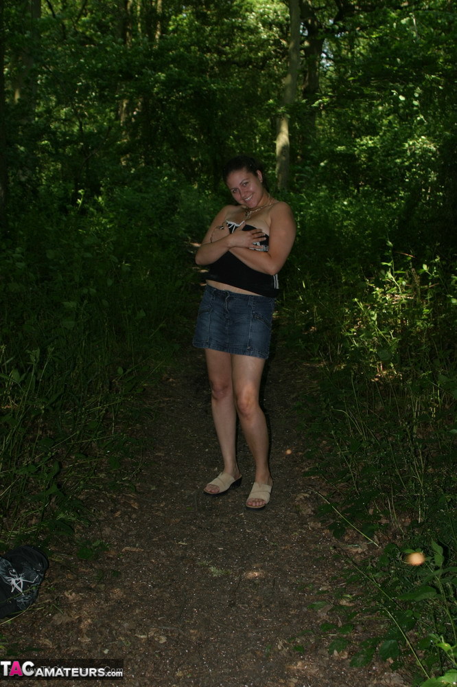 British amateur Denise Davies unleashes her giant boobs out by the woods foto porno #425544827