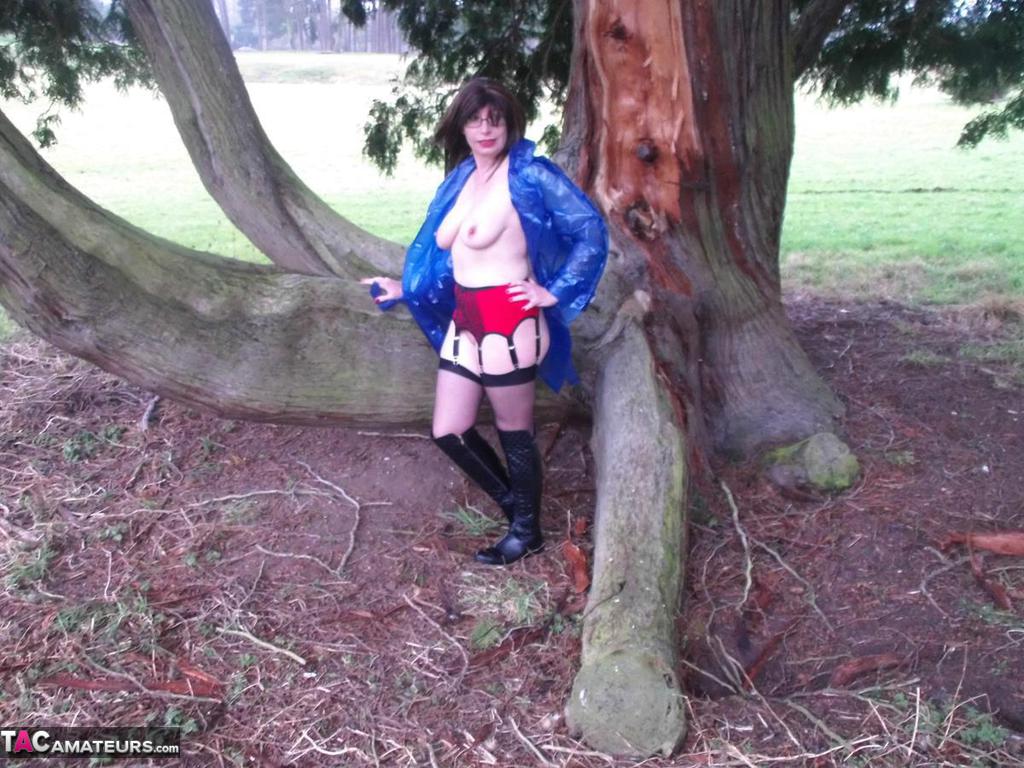 Mature amateur Barby Slut flashes while visiting a public park photo porno #422717096
