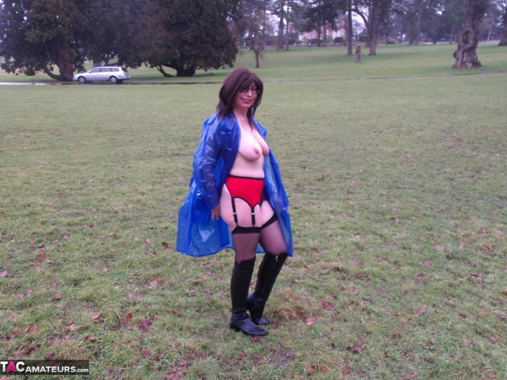 Mature amateur Barby Slut flashes while visiting a public park photo porno #422717106