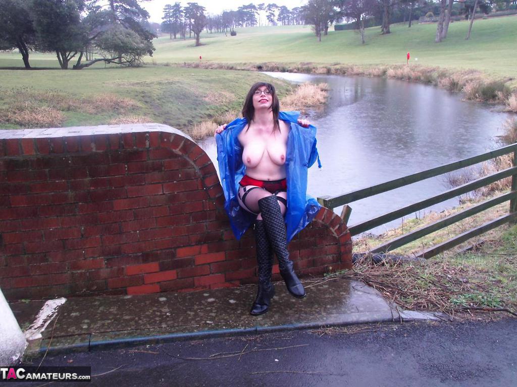 Mature amateur Barby Slut flashes while visiting a public park foto porno #422717126