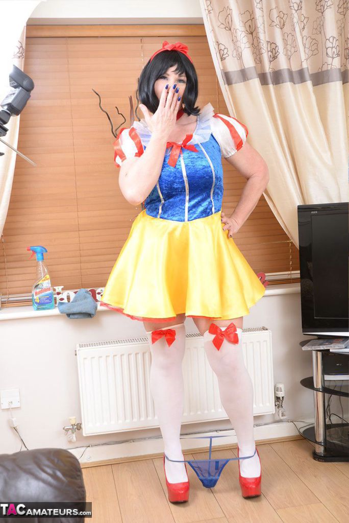 Thick Amateur Melody Takes Off Cosplay Attire To Get Naked In Her Living Room