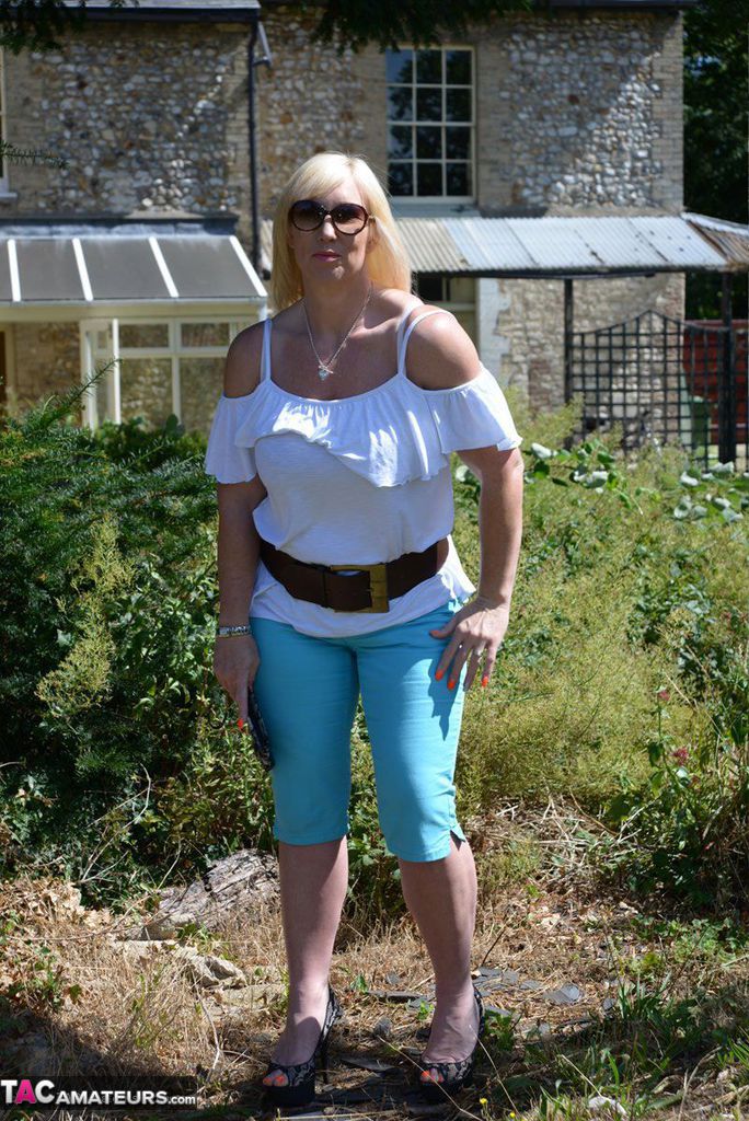 Middle-aged blonde Melody models in a bra while in a backyard порно фото #425953020
