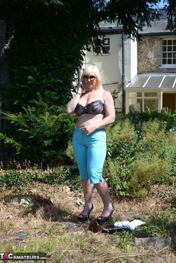 Middle-aged blonde Melody models in a bra while in a backyard порно фото #425953108