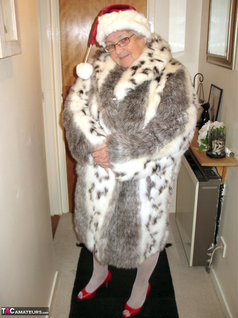 British nan Grandma Libby exposes her fat body in a Christmas hat and hosiery zdjęcie porno #422799710