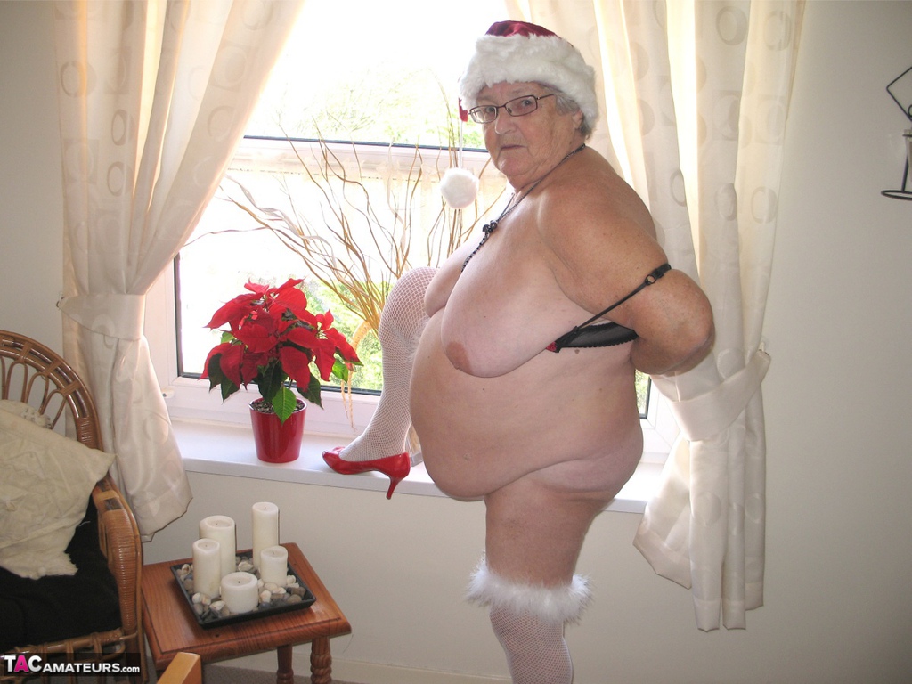 British nan Grandma Libby exposes her fat body in a Christmas hat and hosiery foto porno #422799724