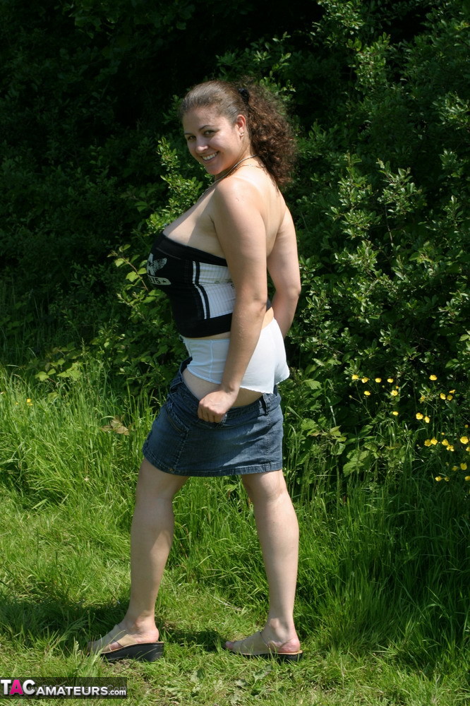 Dirty amateur MILF Denise Davies worships her large melons in the field ポルノ写真 #424639565
