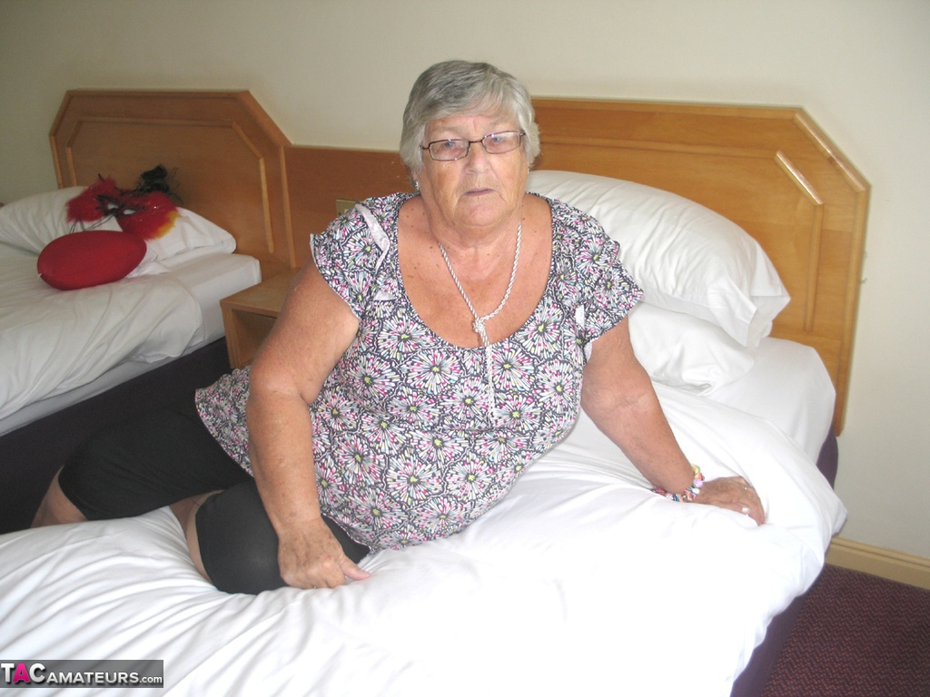Silver haired British woman Grandma Libby exposes her fat body on a bed foto porno #426167839