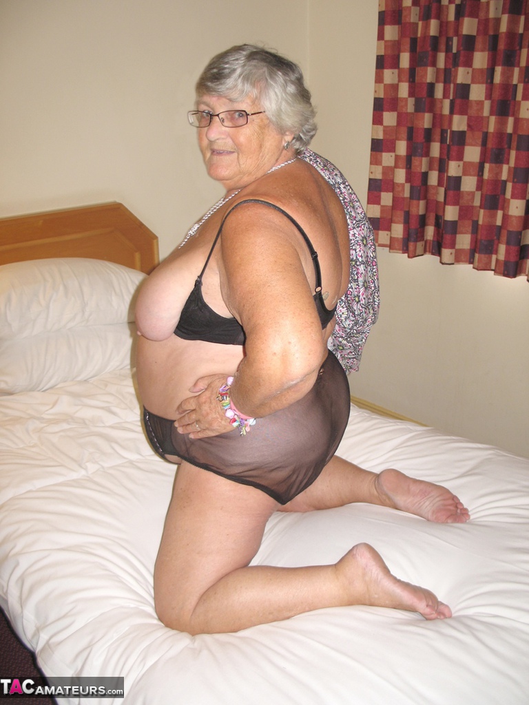 Silver haired British woman Grandma Libby exposes her fat body on a bed foto pornográfica #426167897 | TAC Amateurs Pics, Grandma Libby, Granny, pornografia móvel