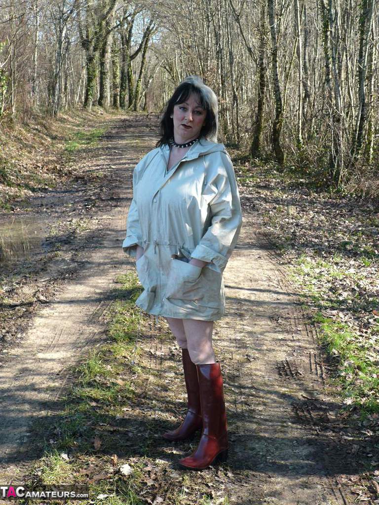 Older amateur Mary Bitch squats for a piss in a mud puddle while in the woods foto pornográfica #424878810 | TAC Amateurs Pics, Mary Bitch, Boots, pornografia móvel