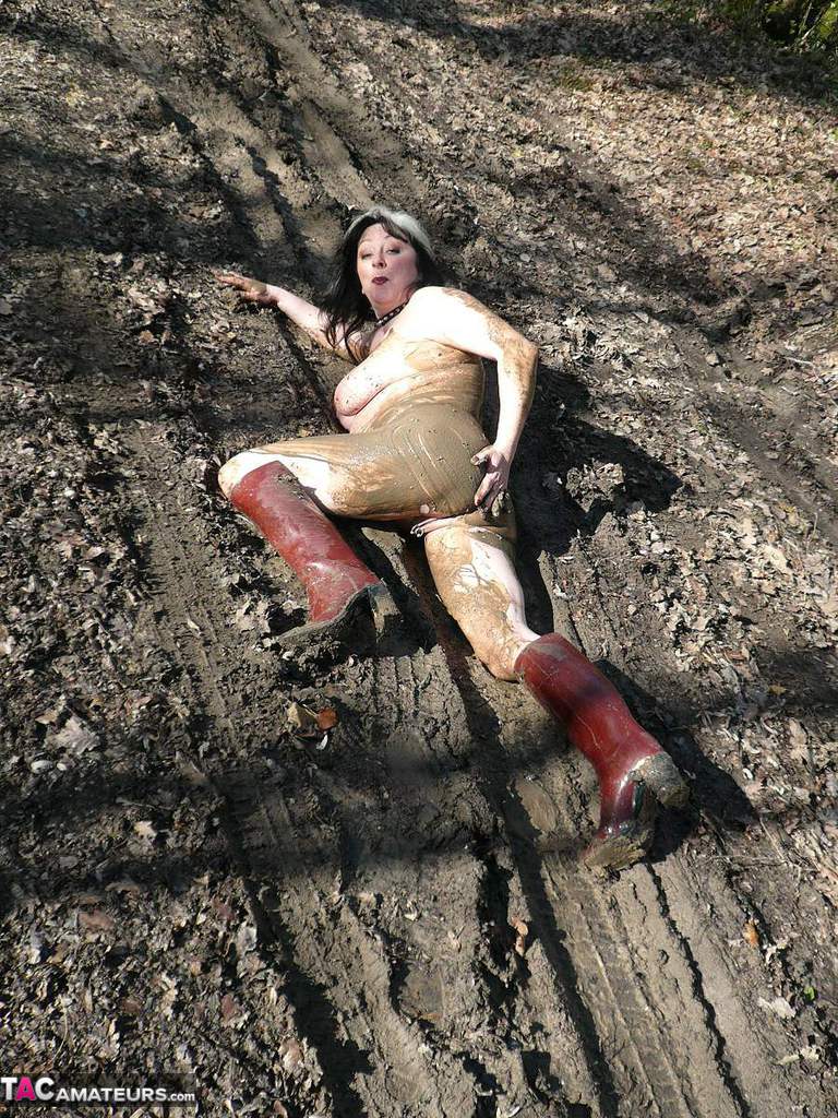 Older amateur Mary Bitch squats for a piss in a mud puddle while in the woods porno fotky #424878837