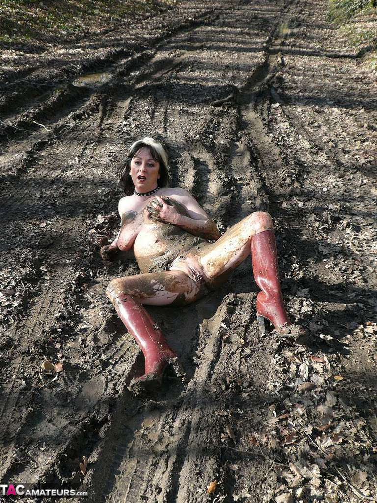 Older amateur Mary Bitch squats for a piss in a mud puddle while in the woods porno fotky #424878843