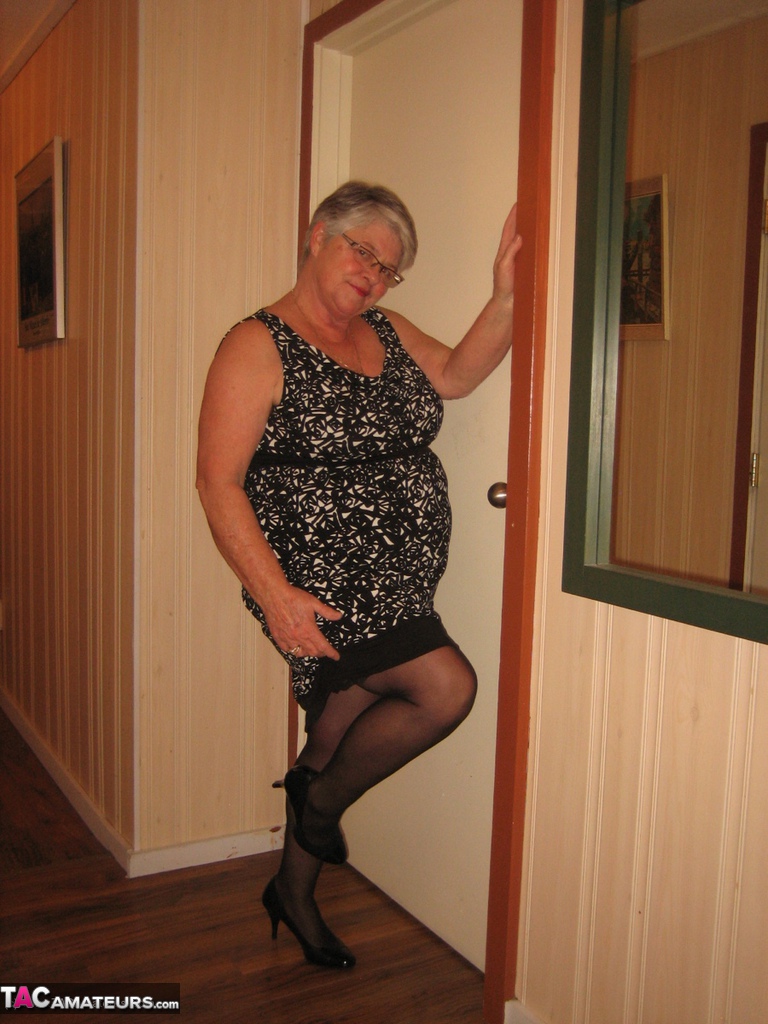 Chubby granny Girdle Goddess gets naked with her pantyhose pulled down foto porno #424143800