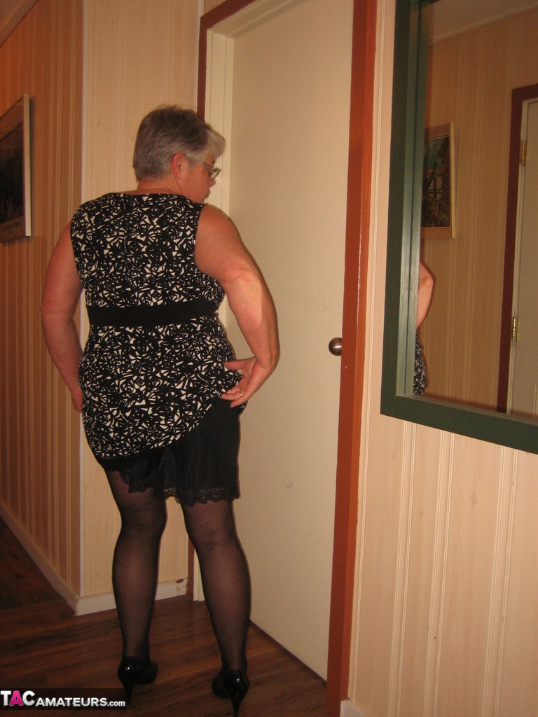 Chubby granny Girdle Goddess gets naked with her pantyhose pulled down foto porno #424143802