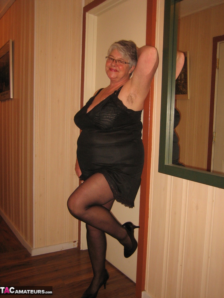 Chubby granny Girdle Goddess gets naked with her pantyhose pulled down Porno-Foto #424143806