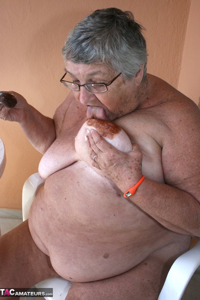 Fat UK oma Grandma Libby gets messy with a frozen treat while masturbating porno foto #428335944