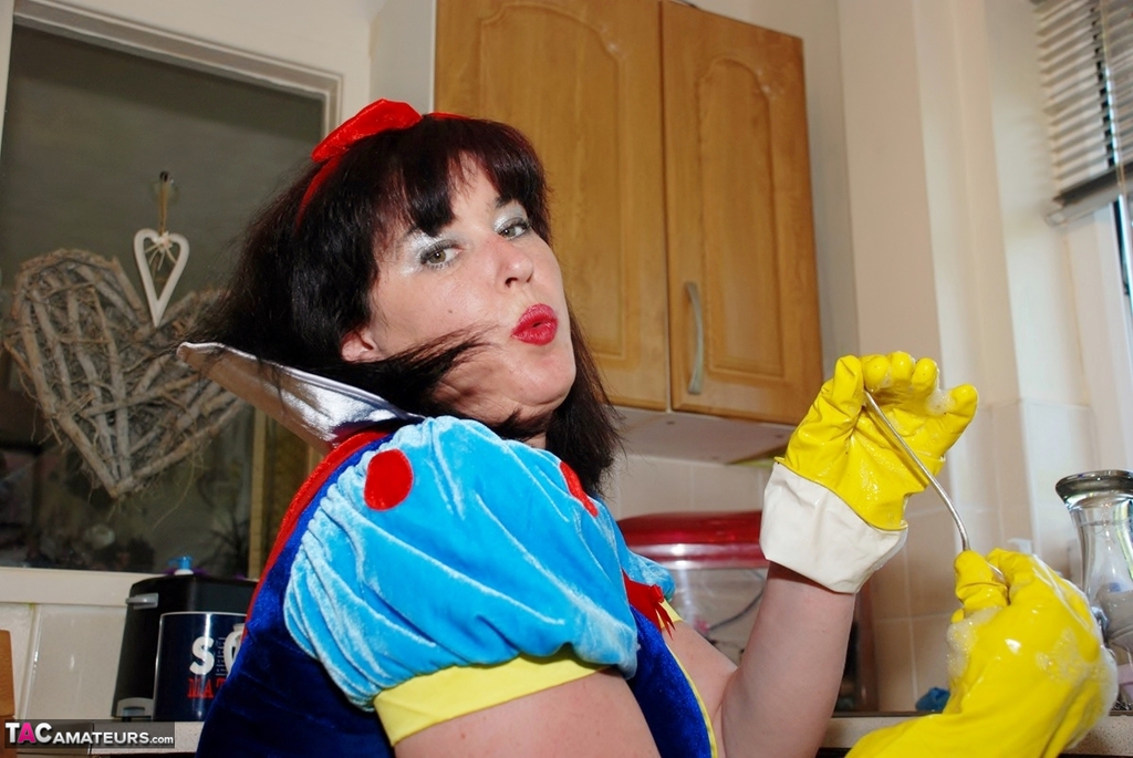 UK amateur Juicey Janey plays with her vagina while wearing latex dish gloves porn photo #423141103