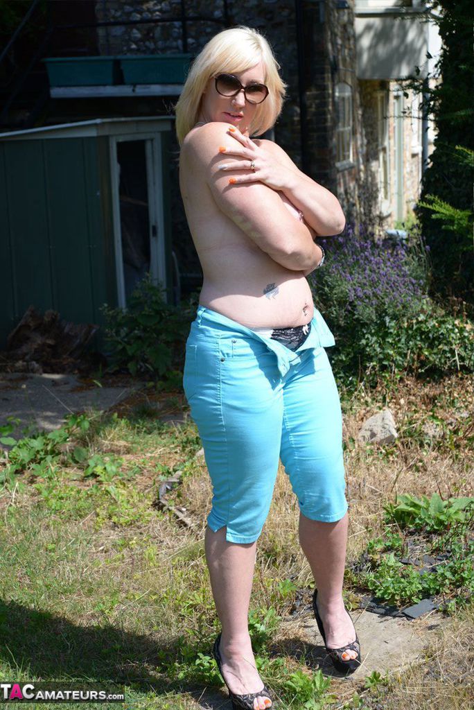 Mature BBW Melody feels the sun's rays on her large tits in the backyard Porno-Foto #425485422