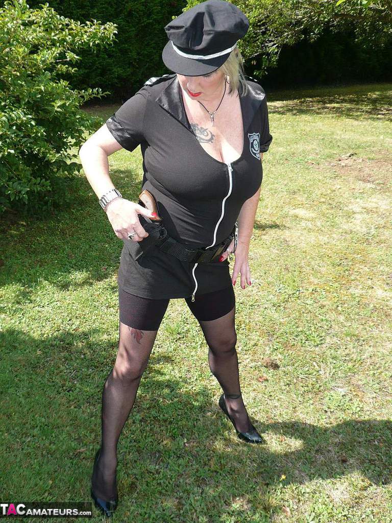 Over 30 amateur Mary Bitch unzips to expose herself in a backyard zdjęcie porno #428797960