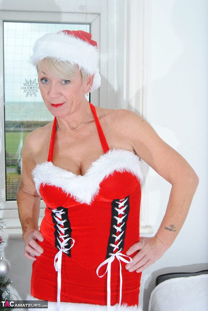 Old amateur Shazzy B frees her tits and twat from Christmas clothing porno foto #428606335