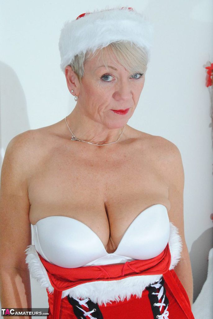Old amateur Shazzy B frees her tits and twat from Christmas clothing porno foto #428606346