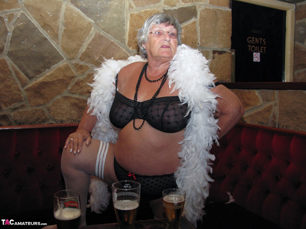 Old Uk Fatty Grandma Libby Gets Naked While Having Beers In A Pub