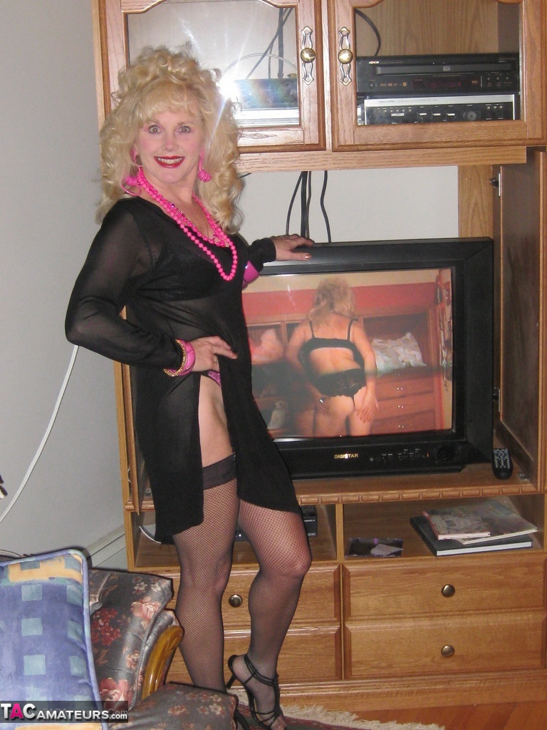 Older amateur with curly blonde hair disrobes before POV sex in nylons porno foto #426915891