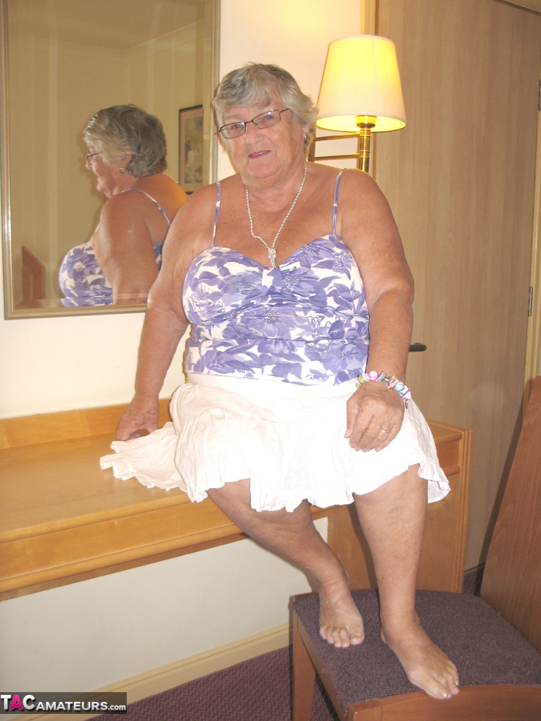 Fat British nan Grandma Libby completely disrobes while in a hotel room porno fotky #427283524