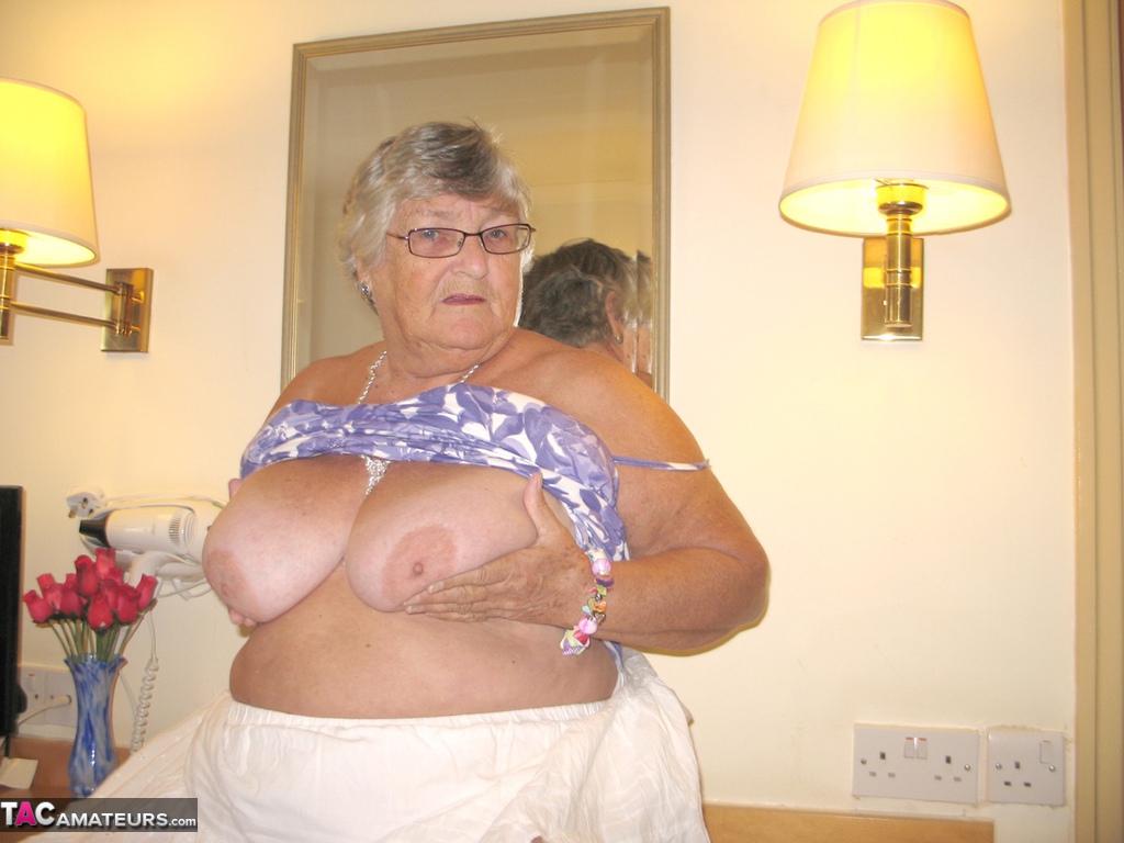 Fat British nan Grandma Libby completely disrobes while in a hotel room foto porno #427283536