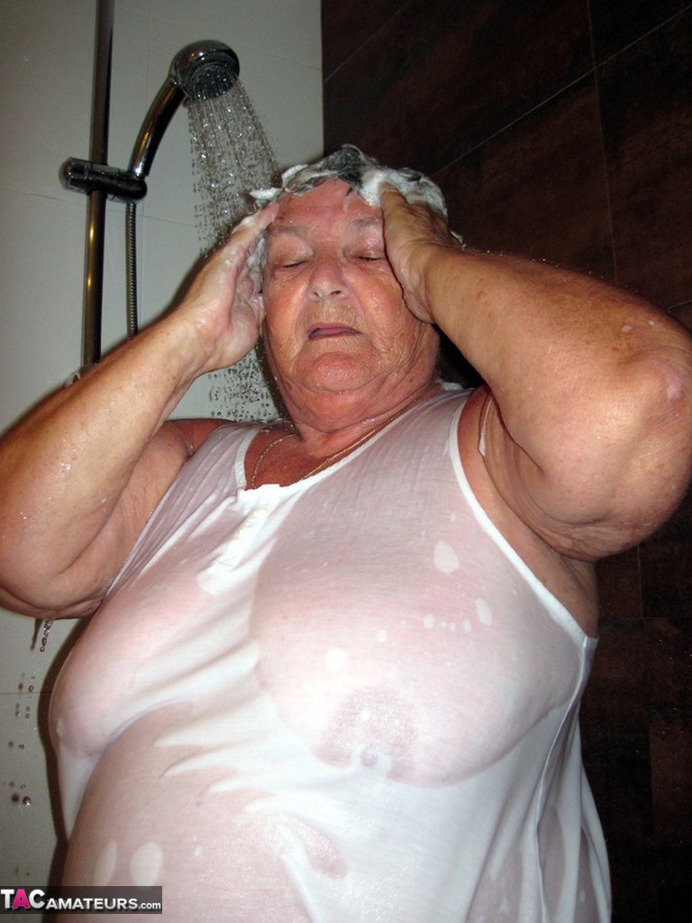 Obese amateur Grandma Libby blow drys her hair after taking a shower 色情照片 #428834140