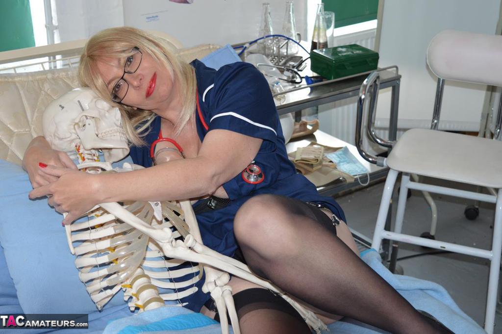 Blonde nurse Barby Slut exposes her boobs and pussy on a hospital bed 色情照片 #426267885 | TAC Amateurs Pics, Barby Slut, Nurse, 手机色情