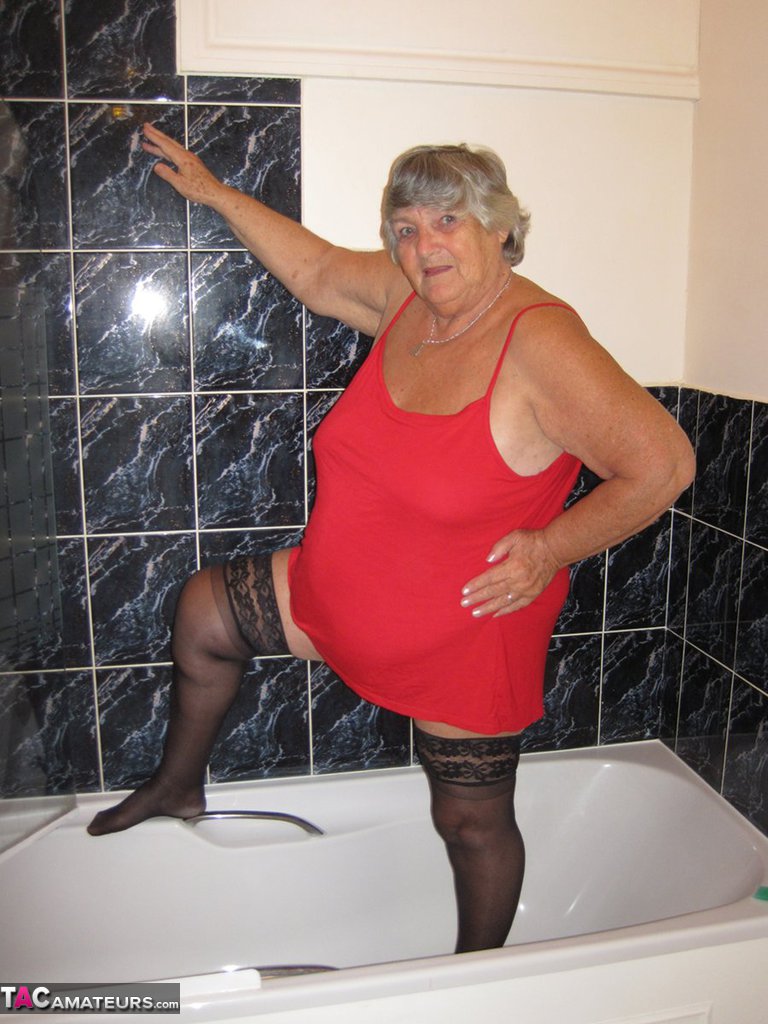 Obese nan Grandma Libby gets naked in stockings while in the shower porno foto #428504169