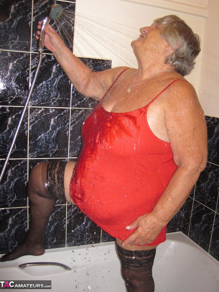 Obese nan Grandma Libby gets naked in stockings while in the shower porno foto #428504172