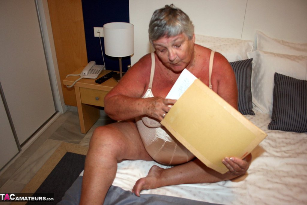 Fat British lady Grandma Libby masturbates while perusing a girly magazine foto porno #428062942