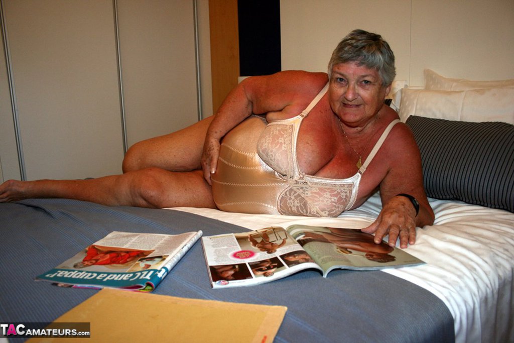 Fat British lady Grandma Libby masturbates while perusing a girly magazine porno foto #428063256