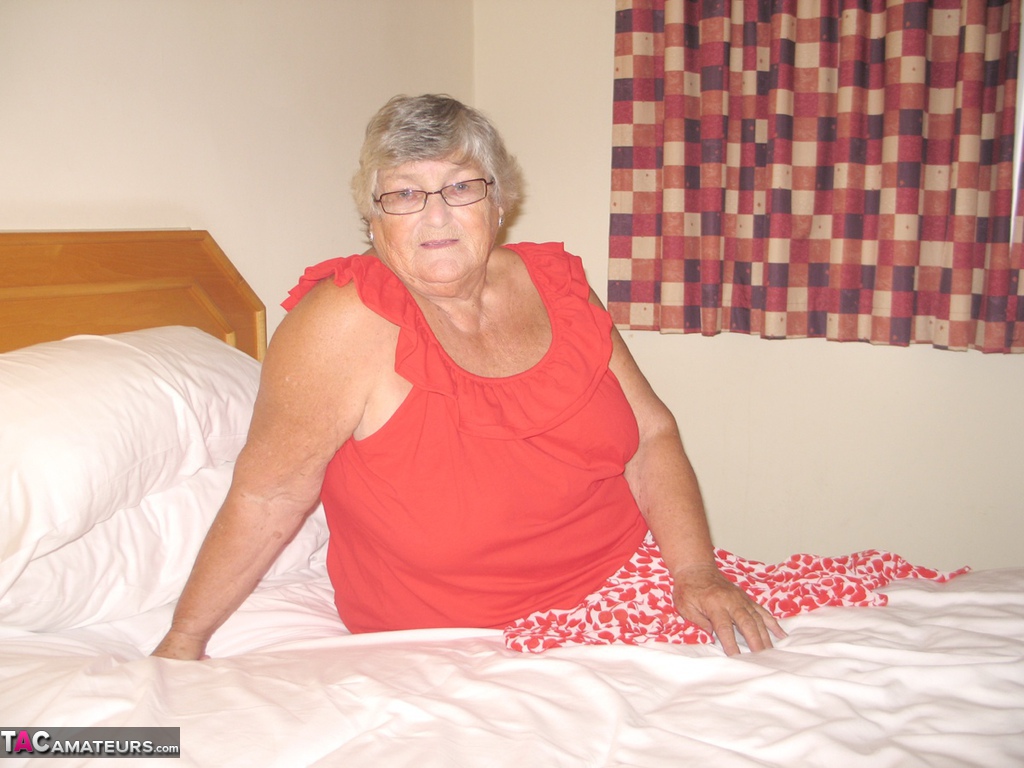 Fat British lady Grandma Libby toys her pussy on a bed in nylons and garters porn photo #425433302